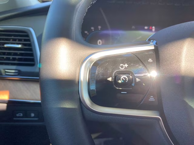 2025 Crystal White Volvo XC90 Plug-In Hybrid T8 Core 7-Seater AWD SUV