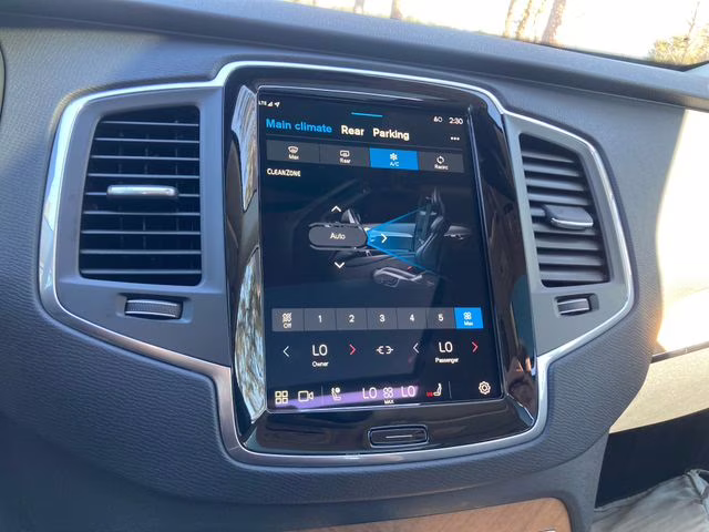 2025 Crystal White Volvo XC90 Plug-In Hybrid T8 Core 7-Seater AWD SUV