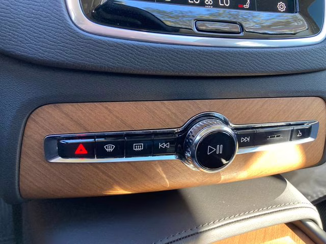 2025 Crystal White Volvo XC90 Plug-In Hybrid T8 Core 7-Seater AWD SUV