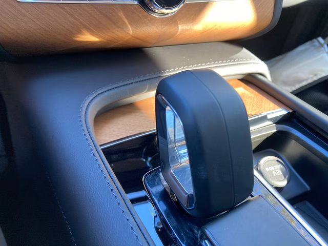 2025 Crystal White Volvo XC90 Plug-In Hybrid T8 Core 7-Seater AWD SUV