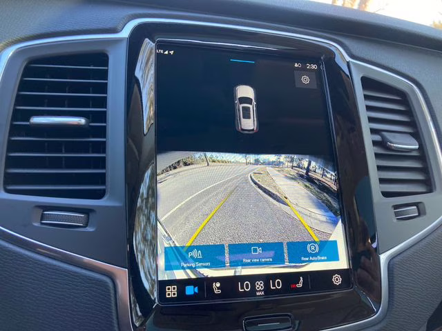 2025 Crystal White Volvo XC90 Plug-In Hybrid T8 Core 7-Seater AWD SUV