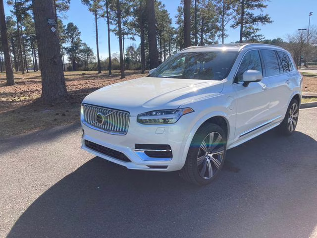 2025 Crystal White Volvo XC90 Plug-In Hybrid T8 Core 7-Seater AWD SUV