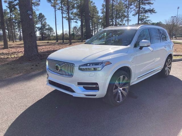 2025 Crystal White Volvo XC90 Plug-In Hybrid T8 Core 7-Seater AWD SUV