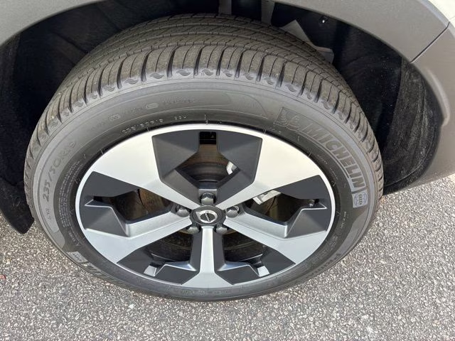 2026 Crystal White Volvo XC40 B5 Plus AWD SUV