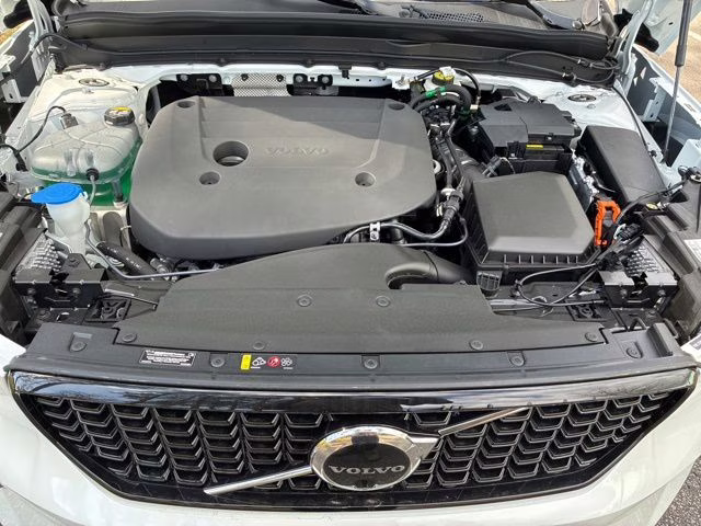 2026 Crystal White Volvo XC40 B5 Plus AWD SUV