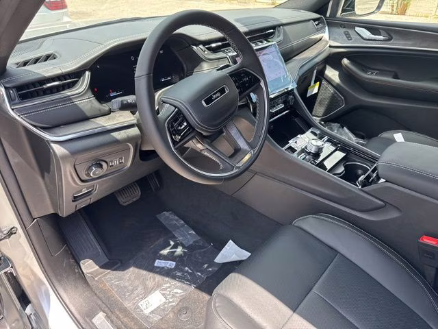 2025 Silver Zynith Jeep Grand Cherokee Overland 4X4 SUV