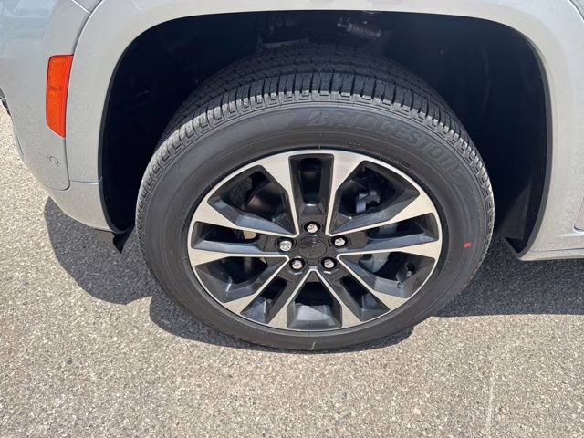 2025 Silver Zynith Jeep Grand Cherokee Overland 4X4 SUV