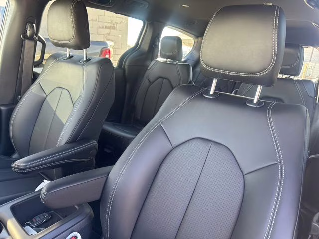 2026 Silver Mist Clearcoat Chrysler Voyager LX FWD Van