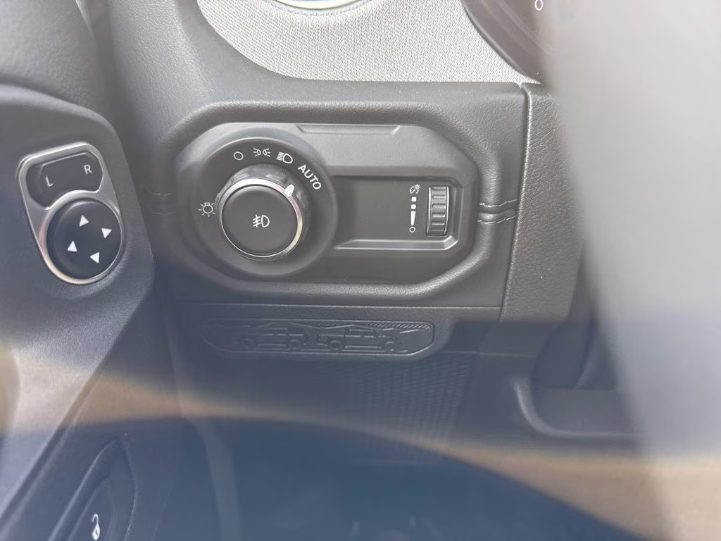 2024 Silver Zynith Clearcoat Jeep Wrangler Sahara 4X4 SUV