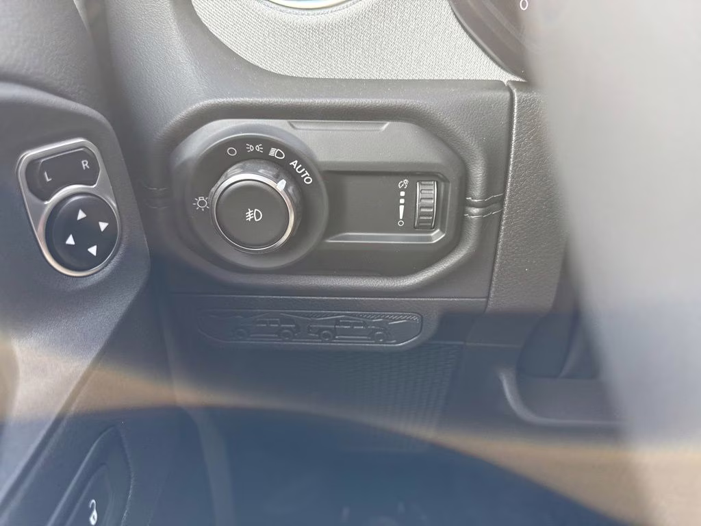 2024 Silver Zynith Clearcoat Jeep Wrangler Sahara 4X4 SUV