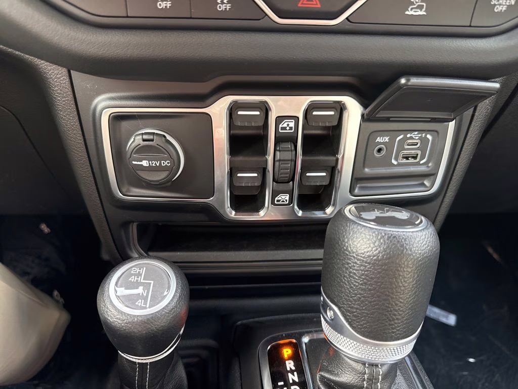 2024 Silver Zynith Clearcoat Jeep Wrangler Sahara 4X4 SUV