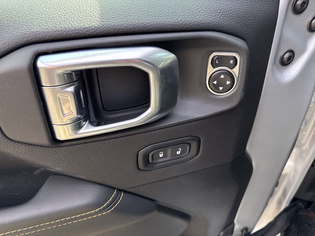 2024 Silver Zynith Clearcoat Jeep Wrangler Sahara 4X4 SUV