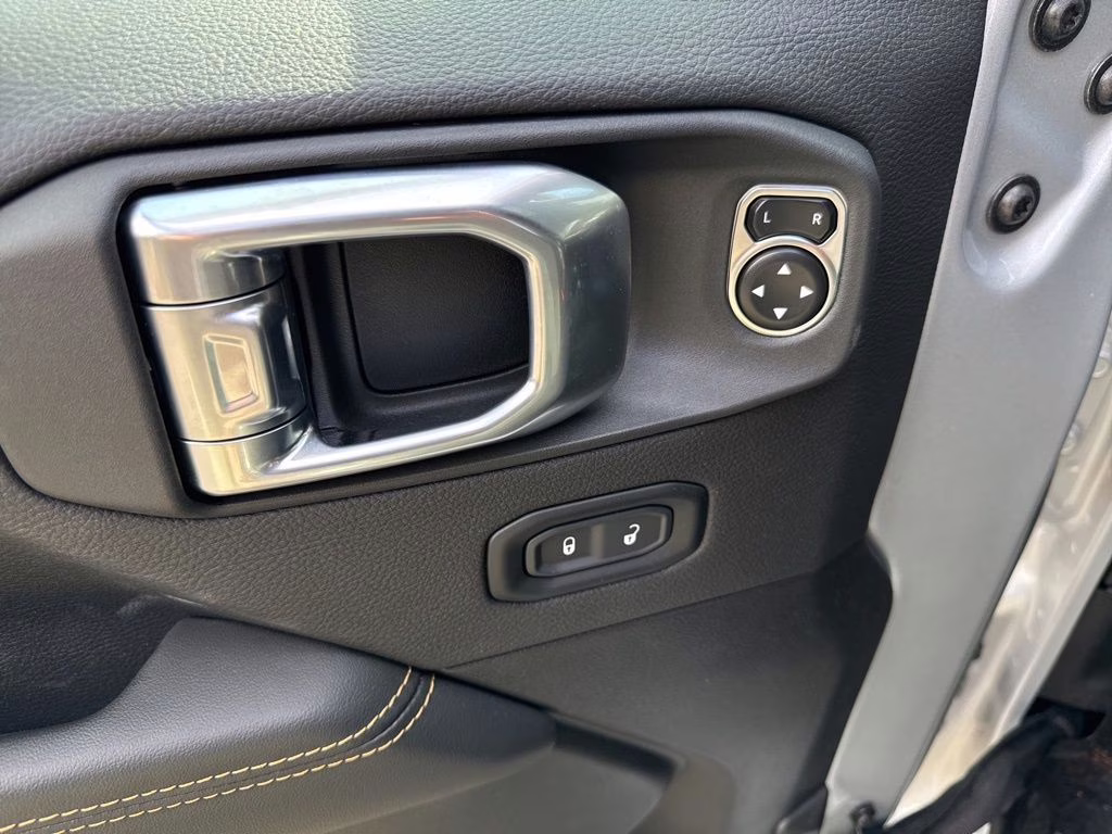 2024 Silver Zynith Clearcoat Jeep Wrangler Sahara 4X4 SUV