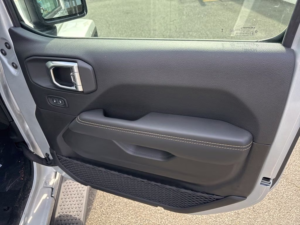 2024 Silver Zynith Clearcoat Jeep Wrangler Sahara 4X4 SUV