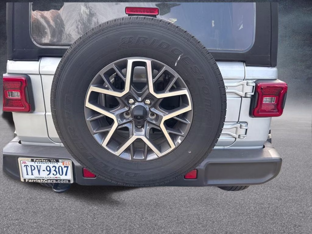 2024 Silver Zynith Clearcoat Jeep Wrangler Sahara 4X4 SUV