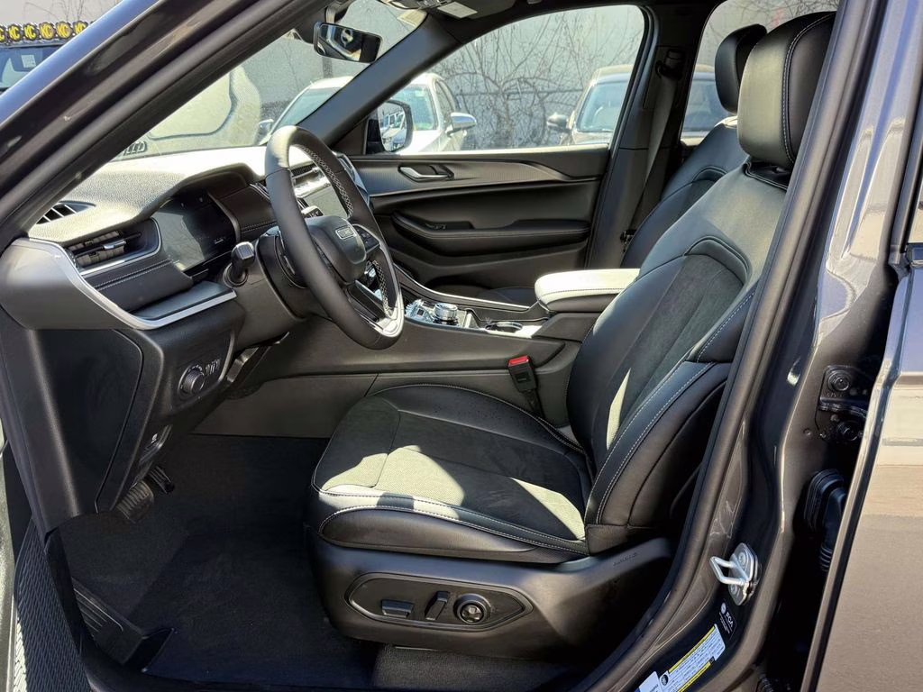 2025 Baltic Gray Metallic Clearcoat Jeep Grand Cherokee Altitude X 4X4 SUV