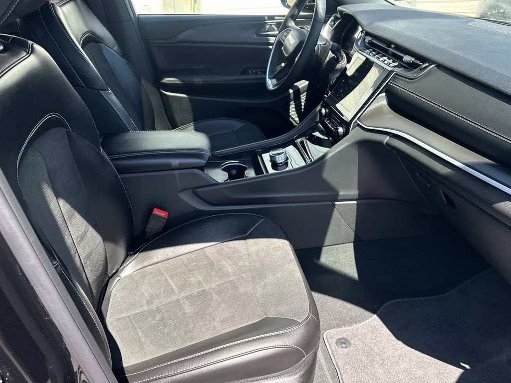 2025 Diamond Black Crystal Pearlcoat Jeep Grand Cherokee Altitude X 4X4 SUV