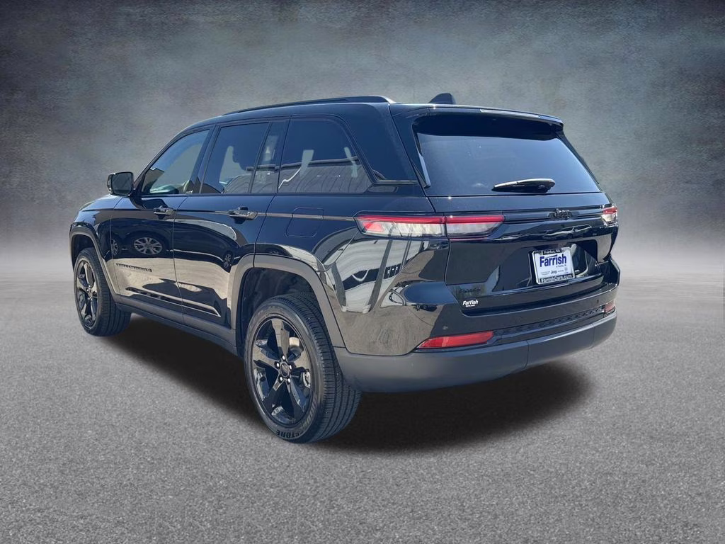 2025 Diamond Black Crystal Pearlcoat Jeep Grand Cherokee Altitude X 4X4 SUV