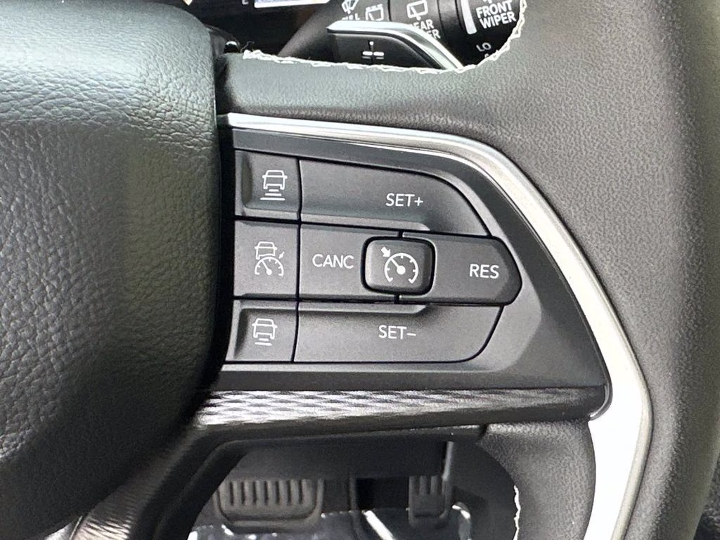 2025 Bright White Clearcoat Jeep Grand Cherokee Altitude X 4X4 SUV