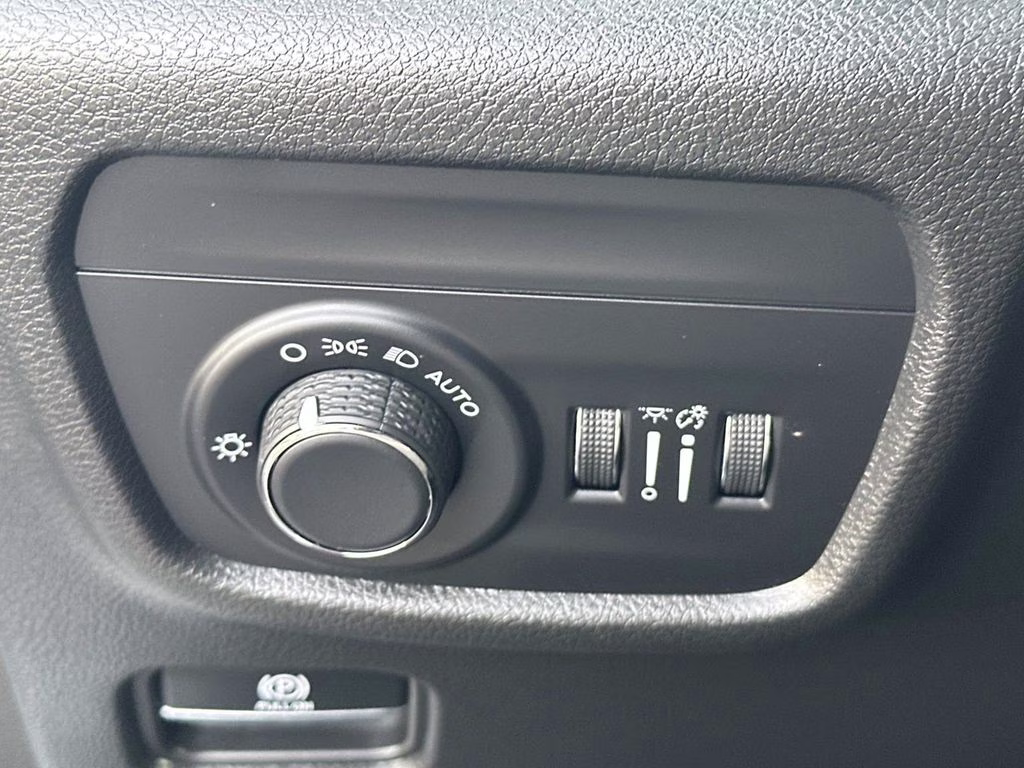 2025 Bright White Clearcoat Jeep Grand Cherokee Altitude X 4X4 SUV