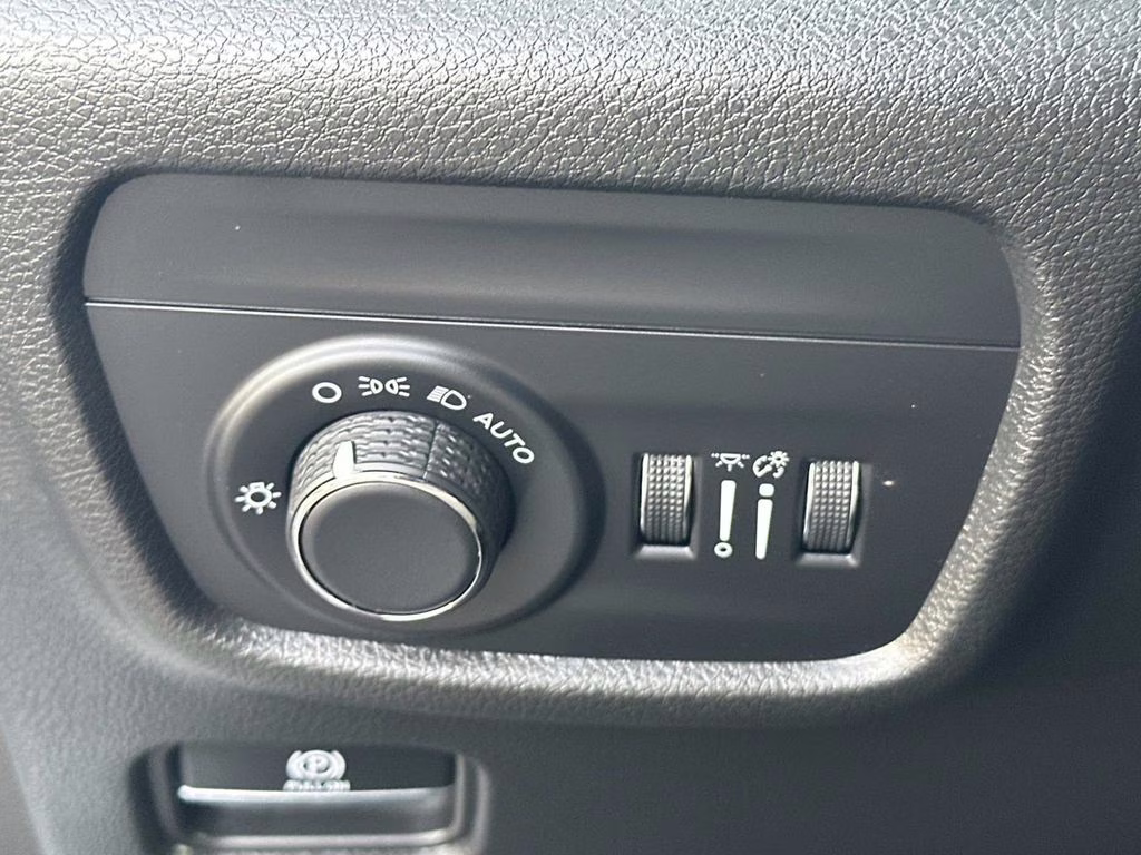 2025 Bright White Clearcoat Jeep Grand Cherokee Altitude X 4X4 SUV