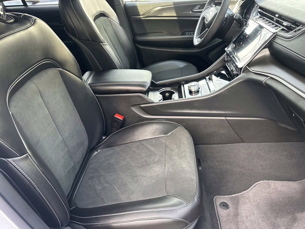 2025 Bright White Clearcoat Jeep Grand Cherokee Altitude X 4X4 SUV