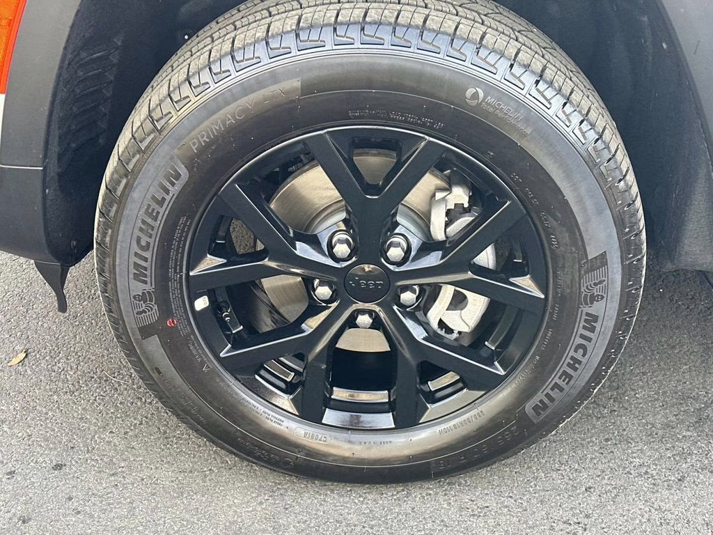 2025 Bright White Clearcoat Jeep Grand Cherokee Altitude X 4X4 SUV