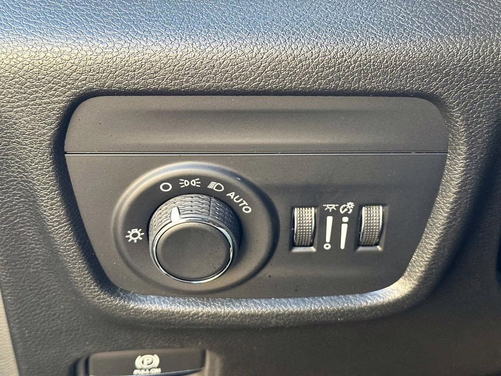 2025 Diamond Black Crystal Pearlcoat Jeep Grand Cherokee Altitude X 4X4 SUV