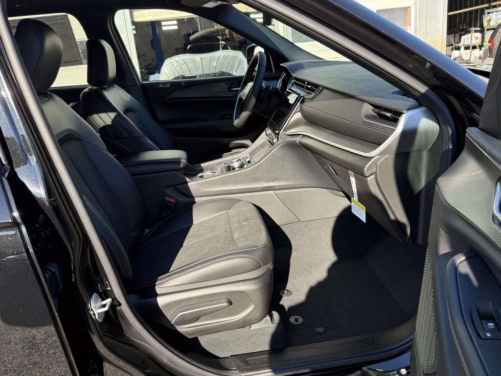 2025 Diamond Black Crystal Pearlcoat Jeep Grand Cherokee Altitude X 4X4 SUV