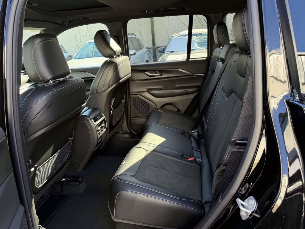 2025 Diamond Black Crystal Pearlcoat Jeep Grand Cherokee Altitude X 4X4 SUV