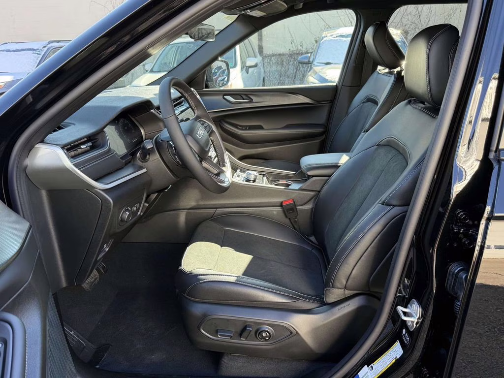 2025 Diamond Black Crystal Pearlcoat Jeep Grand Cherokee Altitude X 4X4 SUV