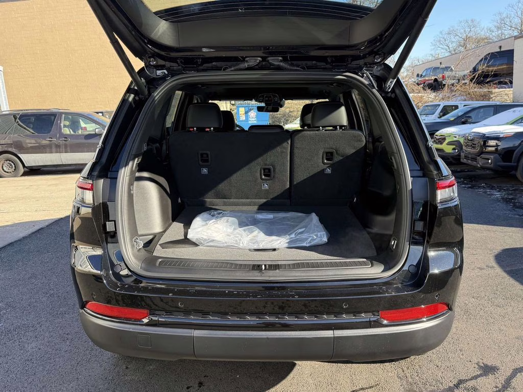 2025 Diamond Black Crystal Pearlcoat Jeep Grand Cherokee Altitude X 4X4 SUV