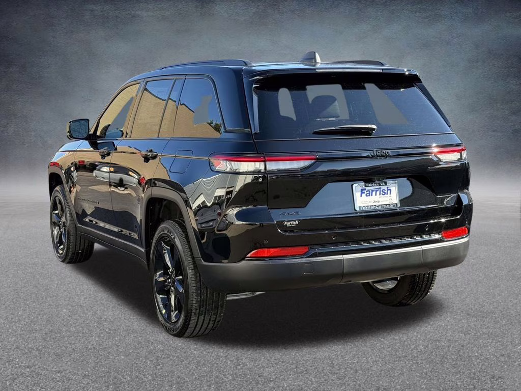 2025 Diamond Black Crystal Pearlcoat Jeep Grand Cherokee Altitude X 4X4 SUV