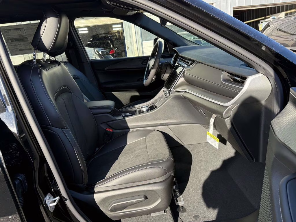 2025 Diamond Black Crystal Pearlcoat Jeep Grand Cherokee Altitude X 4X4 SUV