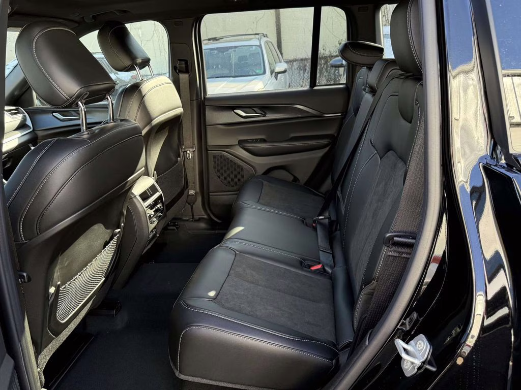 2025 Diamond Black Crystal Pearlcoat Jeep Grand Cherokee Altitude X 4X4 SUV