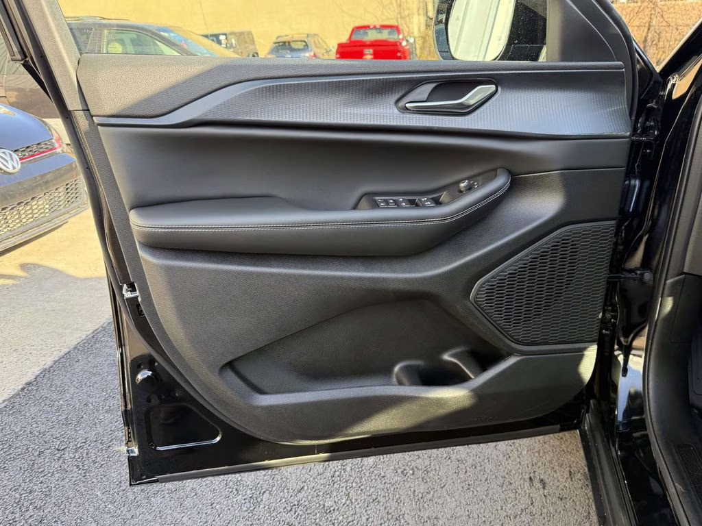 2025 Diamond Black Crystal Pearlcoat Jeep Grand Cherokee Altitude X 4X4 SUV