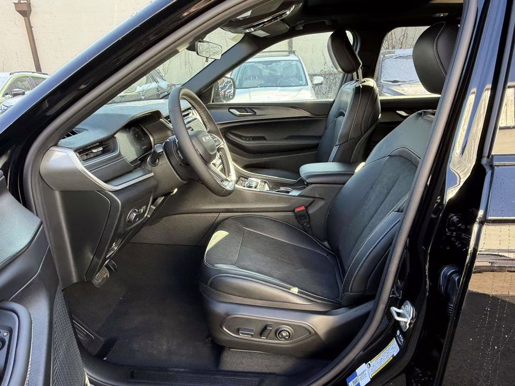 2025 Diamond Black Crystal Pearlcoat Jeep Grand Cherokee Altitude X 4X4 SUV