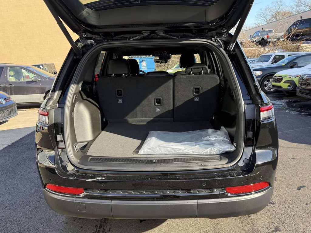 2025 Diamond Black Crystal Pearlcoat Jeep Grand Cherokee Altitude X 4X4 SUV