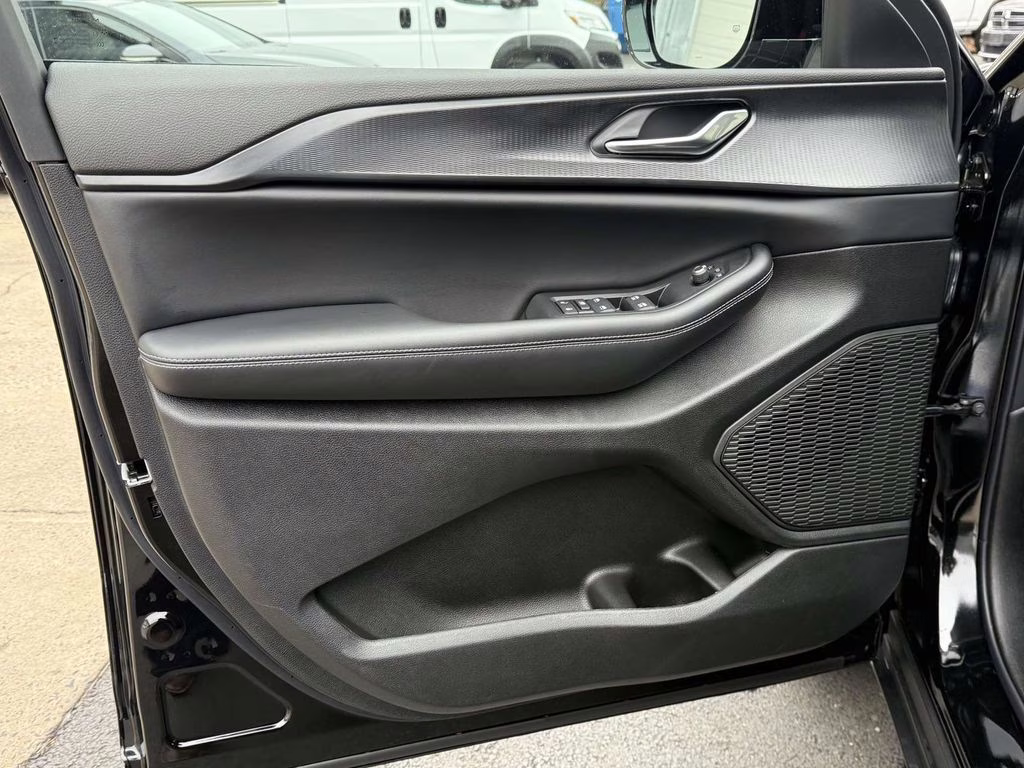 2025 Diamond Black Crystal Pearlcoat Jeep Grand Cherokee Altitude X 4X4 SUV