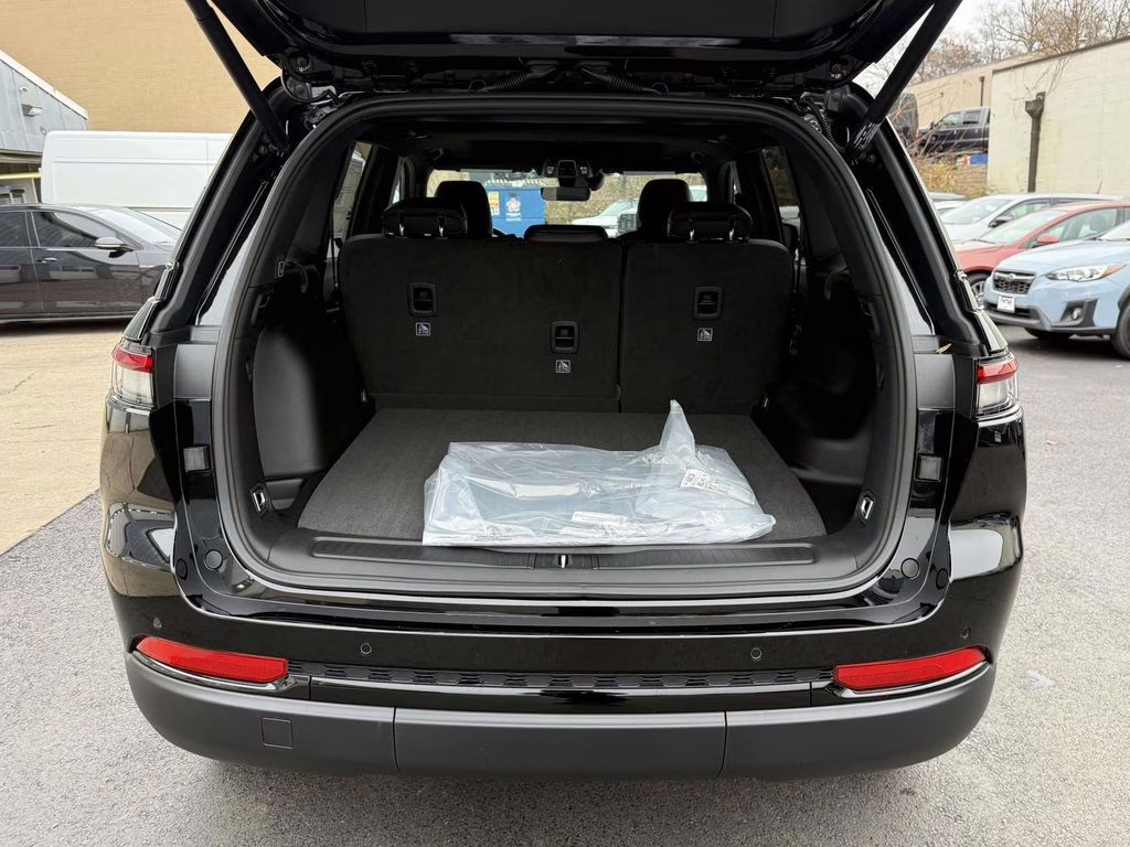 2025 Diamond Black Crystal Pearlcoat Jeep Grand Cherokee Altitude X 4X4 SUV