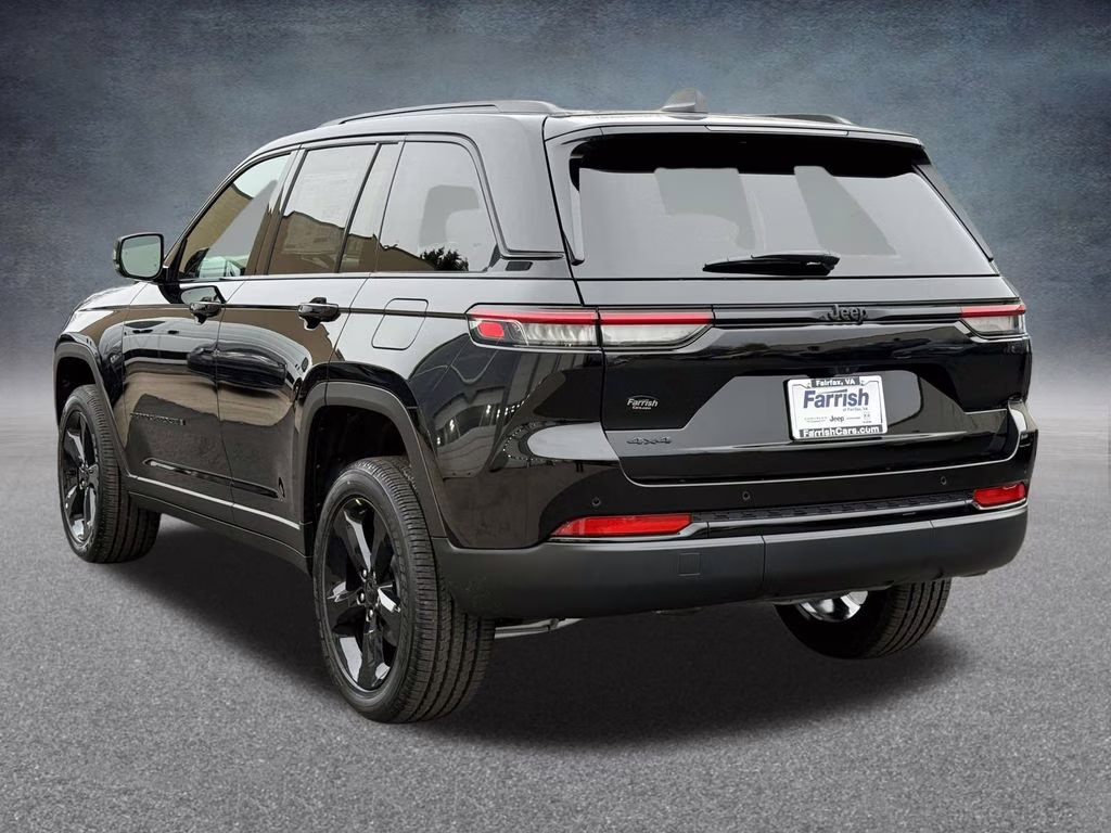 2025 Diamond Black Crystal Pearlcoat Jeep Grand Cherokee Altitude X 4X4 SUV