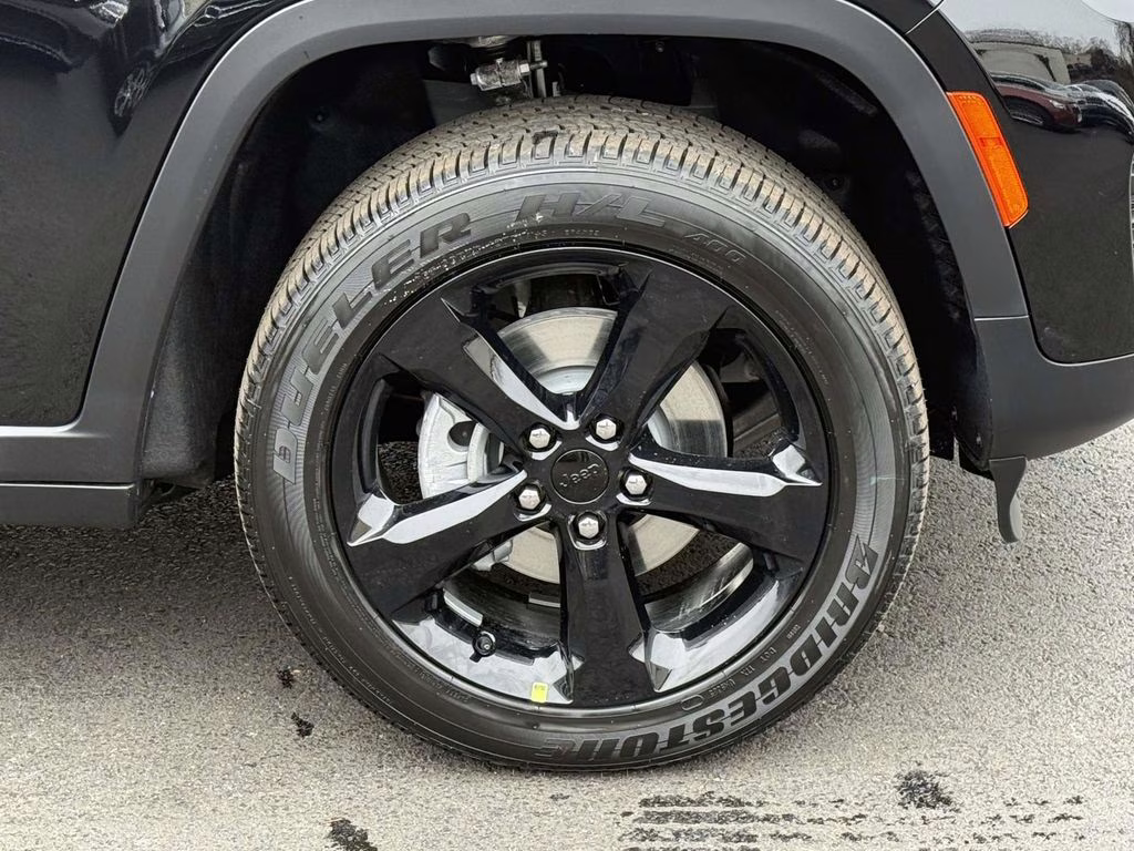 2025 Diamond Black Crystal Pearlcoat Jeep Grand Cherokee Altitude X 4X4 SUV