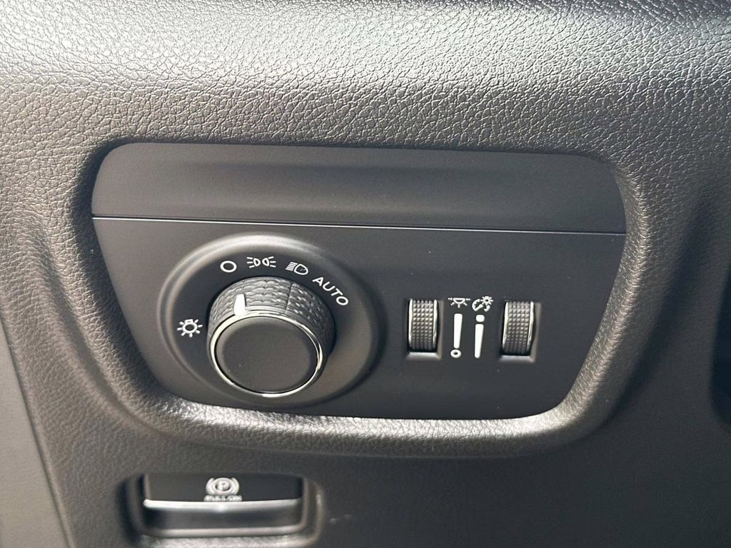 2025 Baltic Gray Metallic Clearcoat Jeep Grand Cherokee Altitude X 4X4 SUV