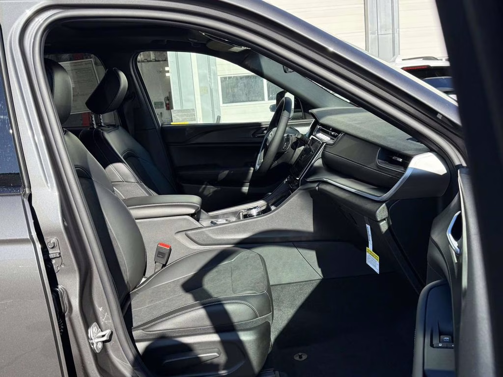 2025 Baltic Gray Metallic Clearcoat Jeep Grand Cherokee Altitude X 4X4 SUV