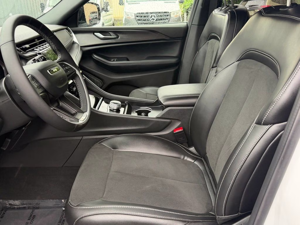 2025 Bright White Clearcoat Jeep Grand Cherokee Altitude X 4X4 SUV