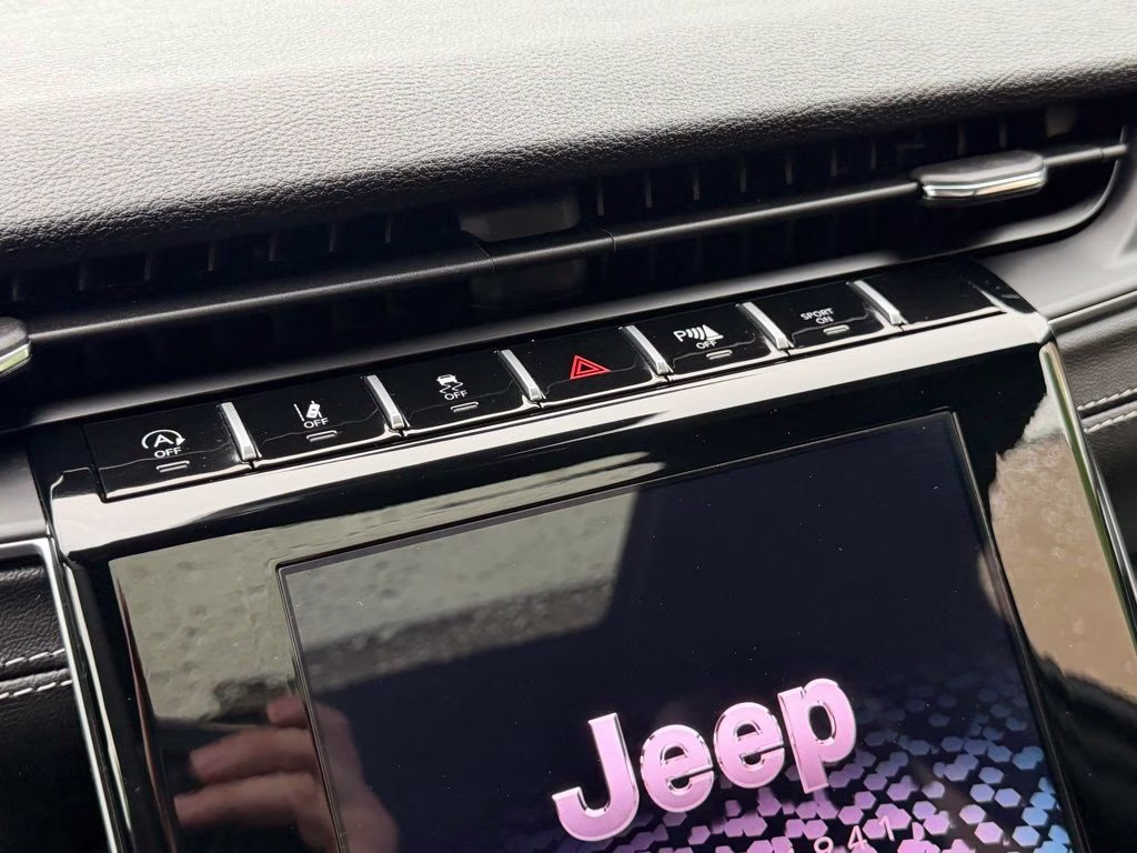 2025 Bright White Clearcoat Jeep Grand Cherokee Altitude X 4X4 SUV