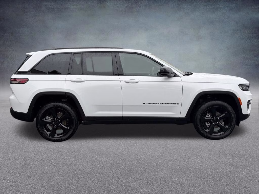 2025 Bright White Clearcoat Jeep Grand Cherokee Altitude X 4X4 SUV