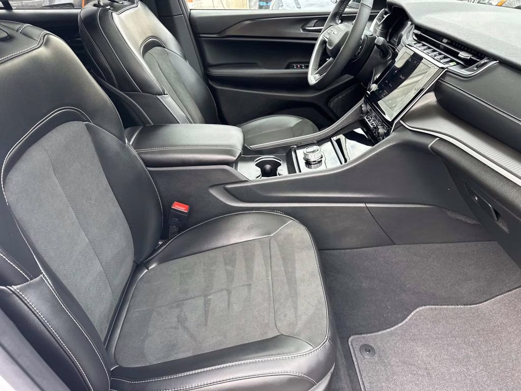 2025 Bright White Clearcoat Jeep Grand Cherokee Altitude X 4X4 SUV