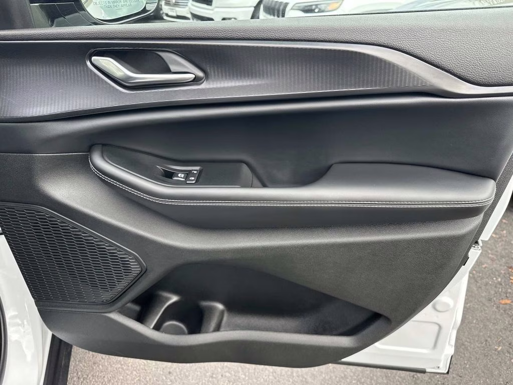 2025 Bright White Clearcoat Jeep Grand Cherokee Altitude X 4X4 SUV