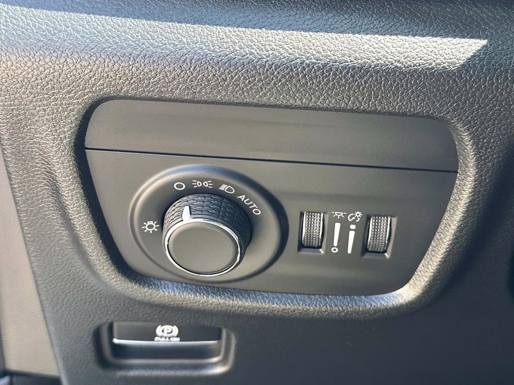 2025 Bright White Clearcoat Jeep Grand Cherokee Altitude X 4X4 SUV
